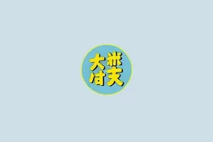 《小满面包店》封面，暖色灯光下的木质面包柜台